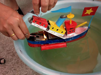 Le bateau au kérosène, un jouet traditionnel qui pourrait rester à flot - ảnh 3